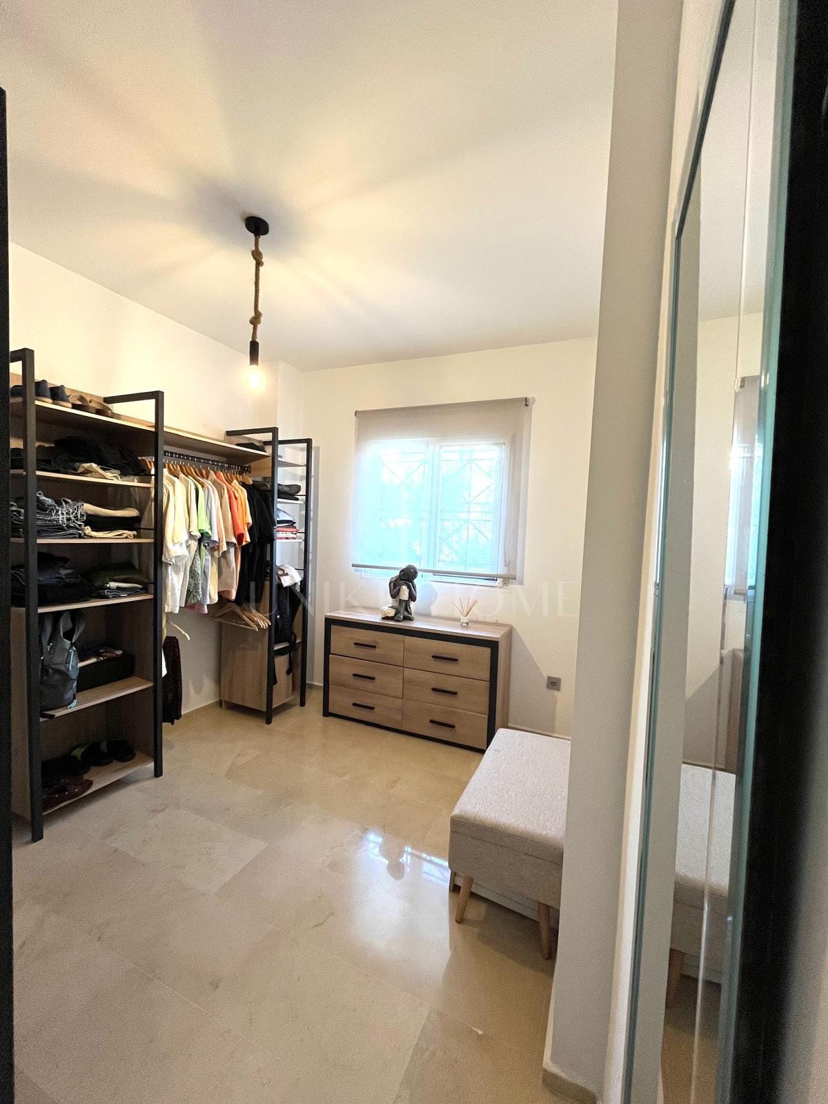 Renovated ground-floor apartment in Riviera del Sol with a tourist license. Two bedrooms, a covered terrace and a private garden with direct access to the communal pool. Private parking , just minutes from beaches and golf courses.
