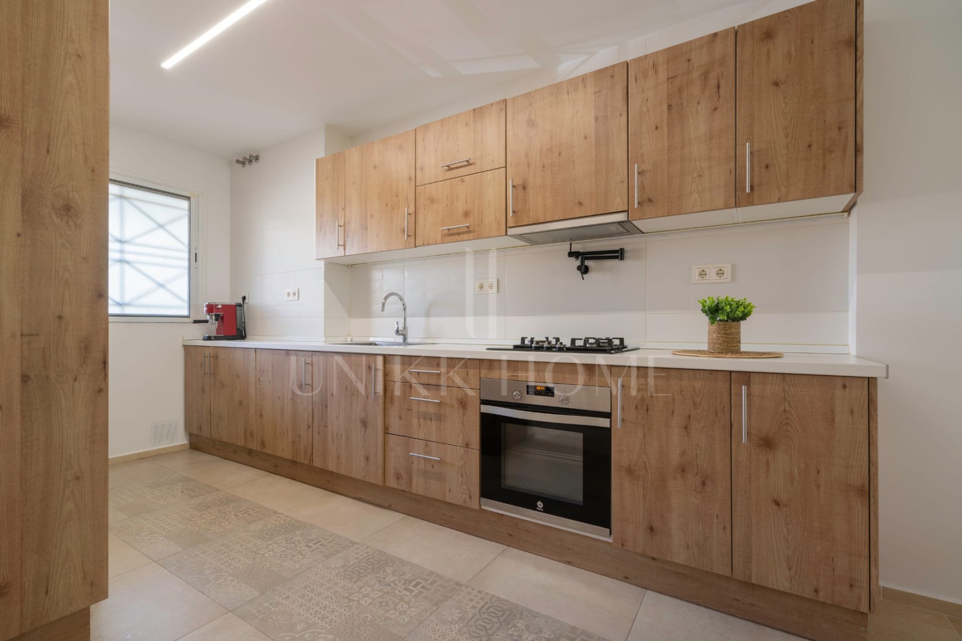 Renovated ground-floor apartment in Riviera del Sol with a tourist license. Two bedrooms, a covered terrace and a private garden with direct access to the communal pool. Private parking , just minutes from beaches and golf courses.