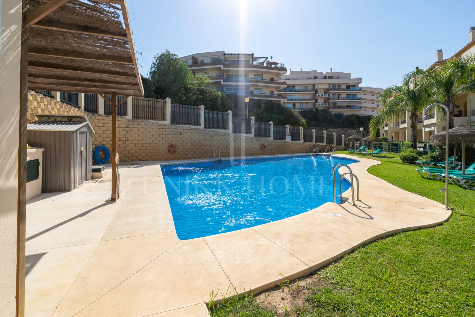 Renovated ground-floor apartment in Riviera del Sol with a tourist license. Two bedrooms, a covered terrace and a private garden with direct access to the communal pool. Private parking , just minutes from beaches and golf courses.