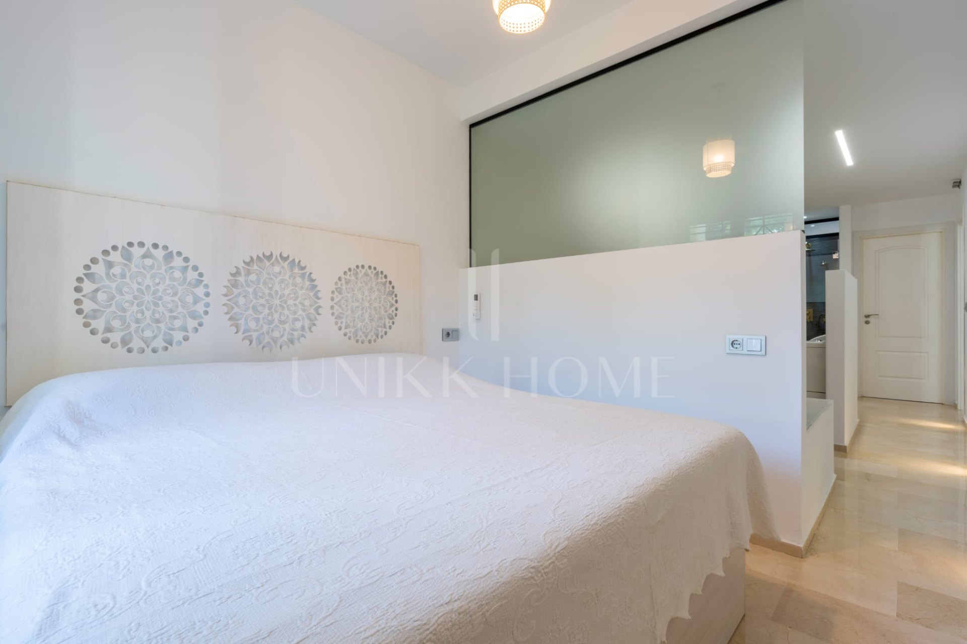 Renovated ground-floor apartment in Riviera del Sol with a tourist license. Two bedrooms, a covered terrace and a private garden with direct access to the communal pool. Private parking , just minutes from beaches and golf courses.