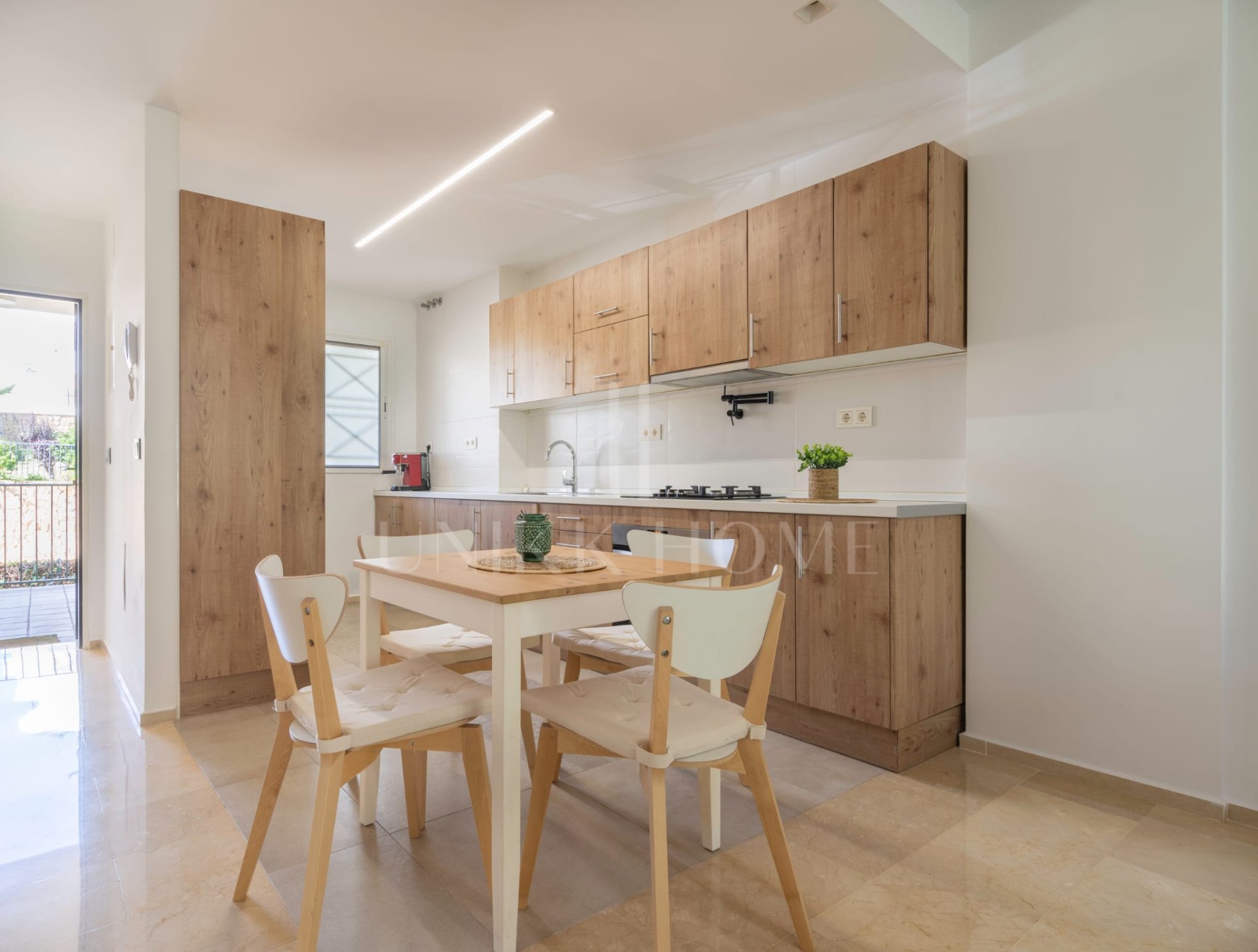 Renovated ground-floor apartment in Riviera del Sol with a tourist license. Two bedrooms, a covered terrace and a private garden with direct access to the communal pool. Private parking , just minutes from beaches and golf courses.