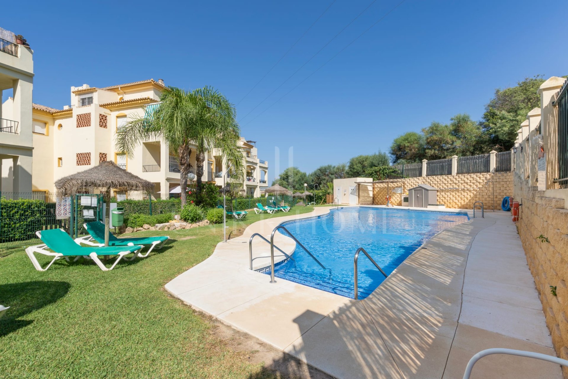 Renovated ground-floor apartment in Riviera del Sol with a tourist license. Two bedrooms, a covered terrace and a private garden with direct access to the communal pool. Private parking , just minutes from beaches and golf courses.