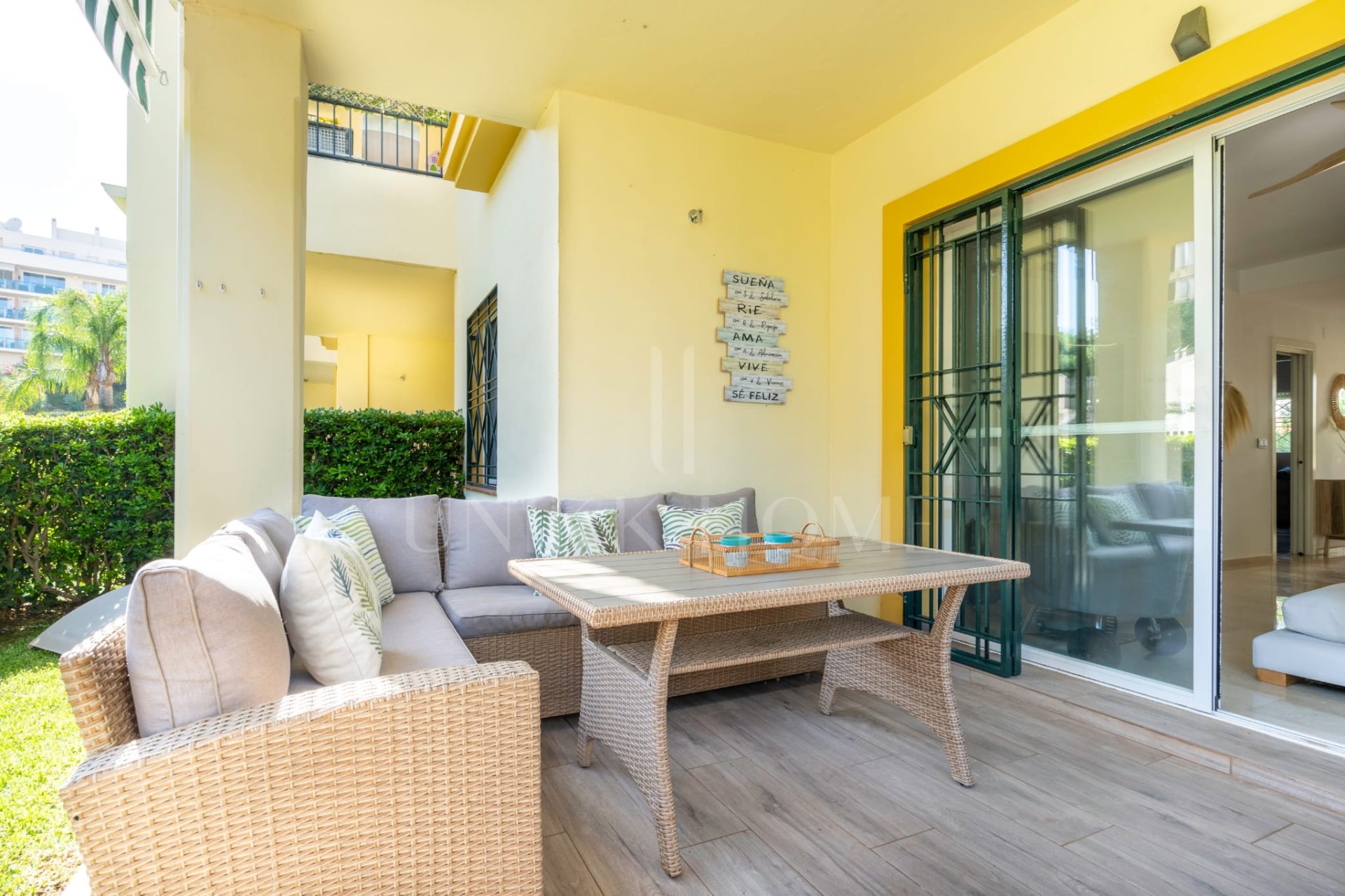 Renovated ground-floor apartment in Riviera del Sol with a tourist license. Two bedrooms, a covered terrace and a private garden with direct access to the communal pool. Private parking , just minutes from beaches and golf courses.