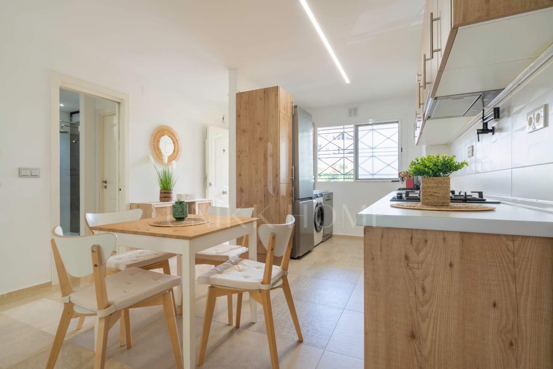 Renovated ground-floor apartment in Riviera del Sol with a tourist license. Two bedrooms, a covered terrace and a private garden with direct access to the communal pool. Private parking , just minutes from beaches and golf courses.