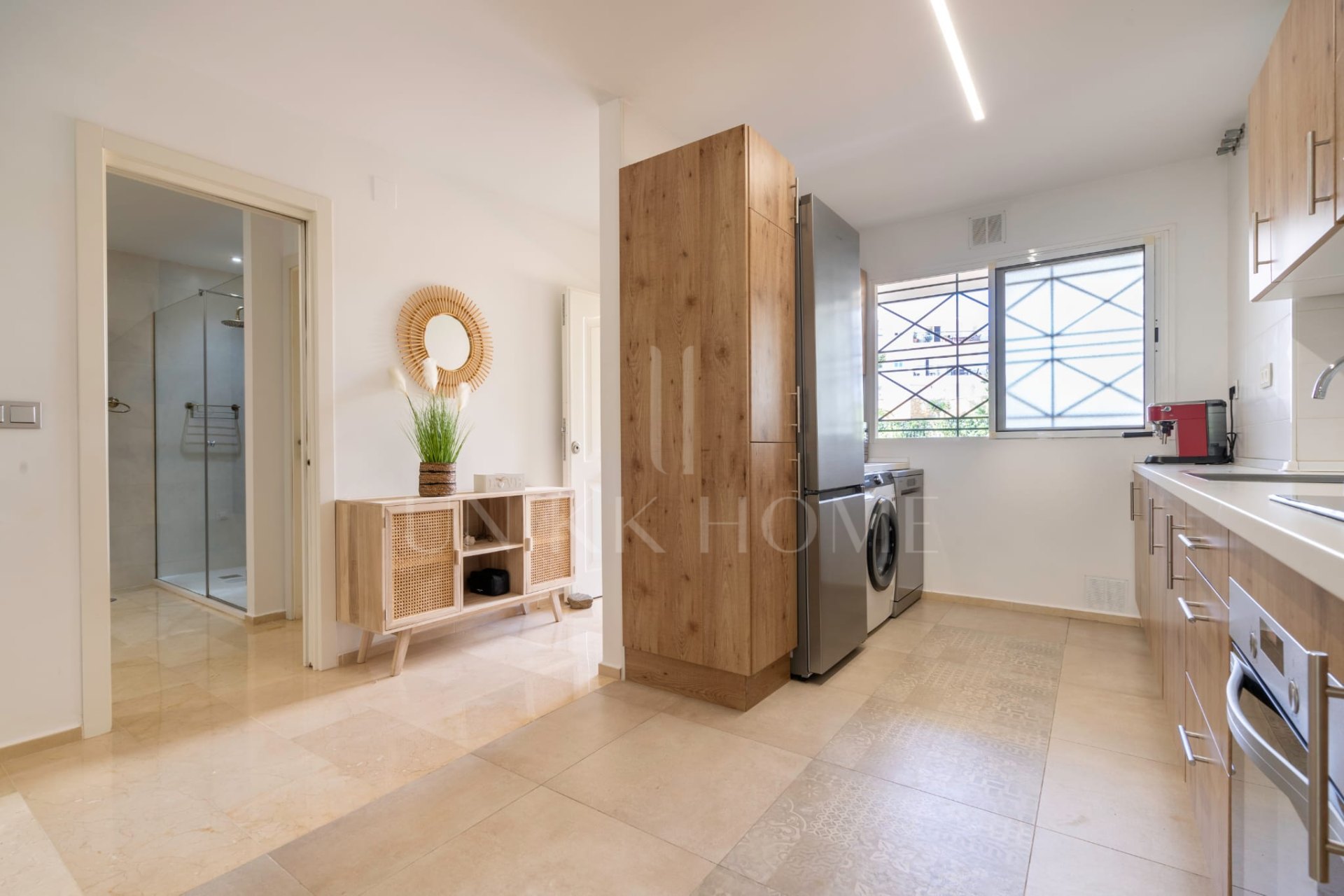 Renovated ground-floor apartment in Riviera del Sol with a tourist license. Two bedrooms, a covered terrace and a private garden with direct access to the communal pool. Private parking , just minutes from beaches and golf courses.