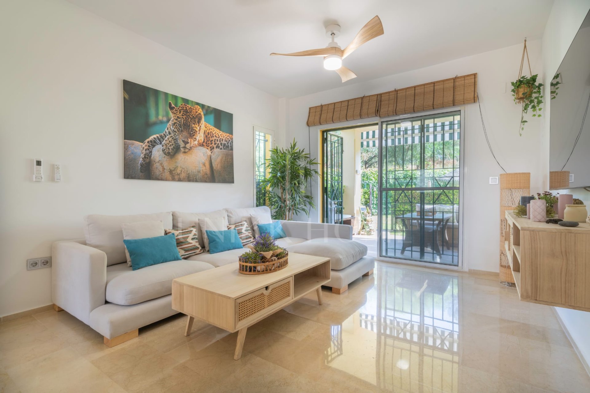 Renovated ground-floor apartment in Riviera del Sol with a tourist license. Two bedrooms, a covered terrace and a private garden with direct access to the communal pool. Private parking , just minutes from beaches and golf courses.