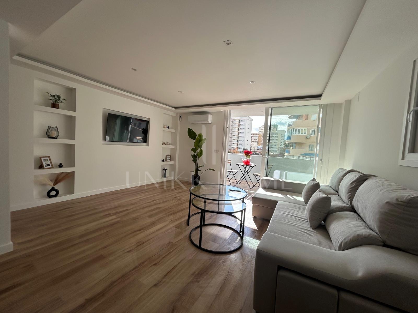 Presentamos un apartamento luminoso y muy bien mantenido en la codiciada zona de Torreblanca.