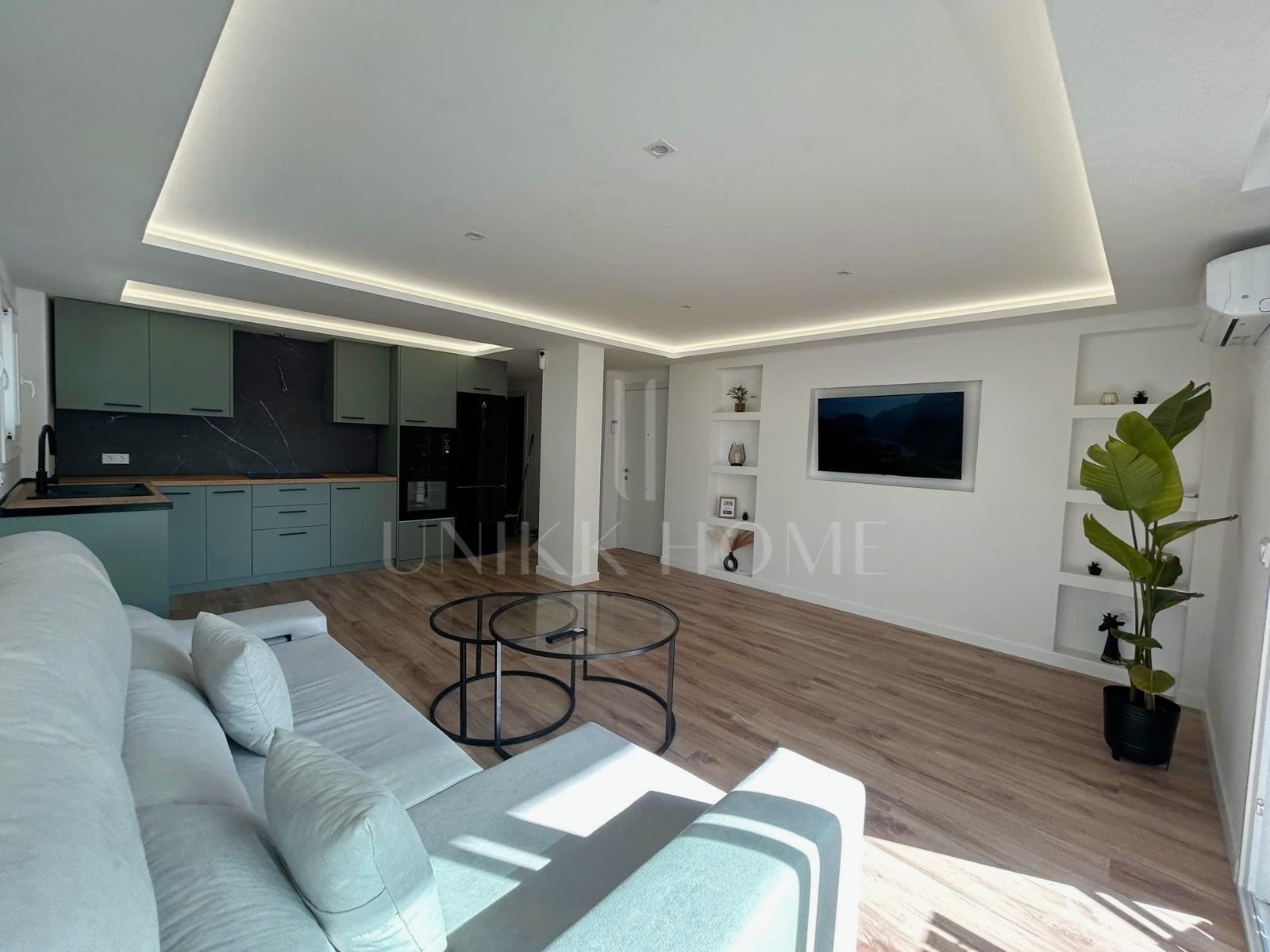 Presentamos un apartamento luminoso y muy bien mantenido en la codiciada zona de Torreblanca.