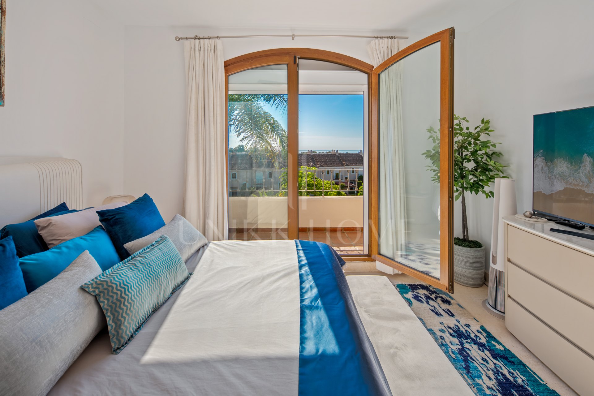 Charming 3-Bedroom Townhouse in El Paraíso Hills