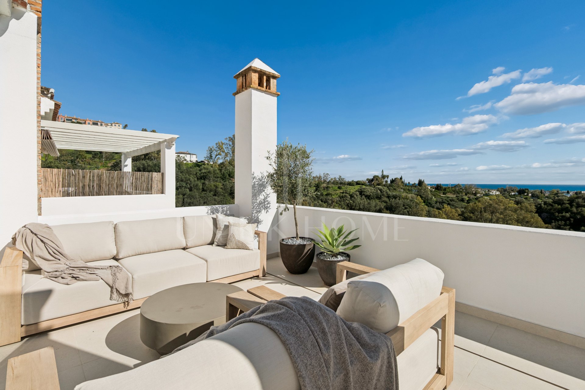 Vista Azul 4 - A Stylish Renovated 3-Bedroom South-Facing Penthouse with Stunning Sea & Mountain Views