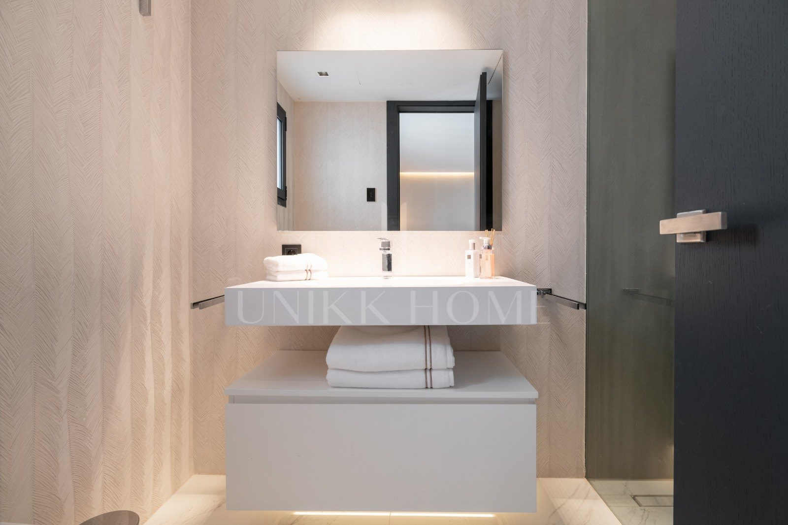 Luxury apartment front line Puerto Banus