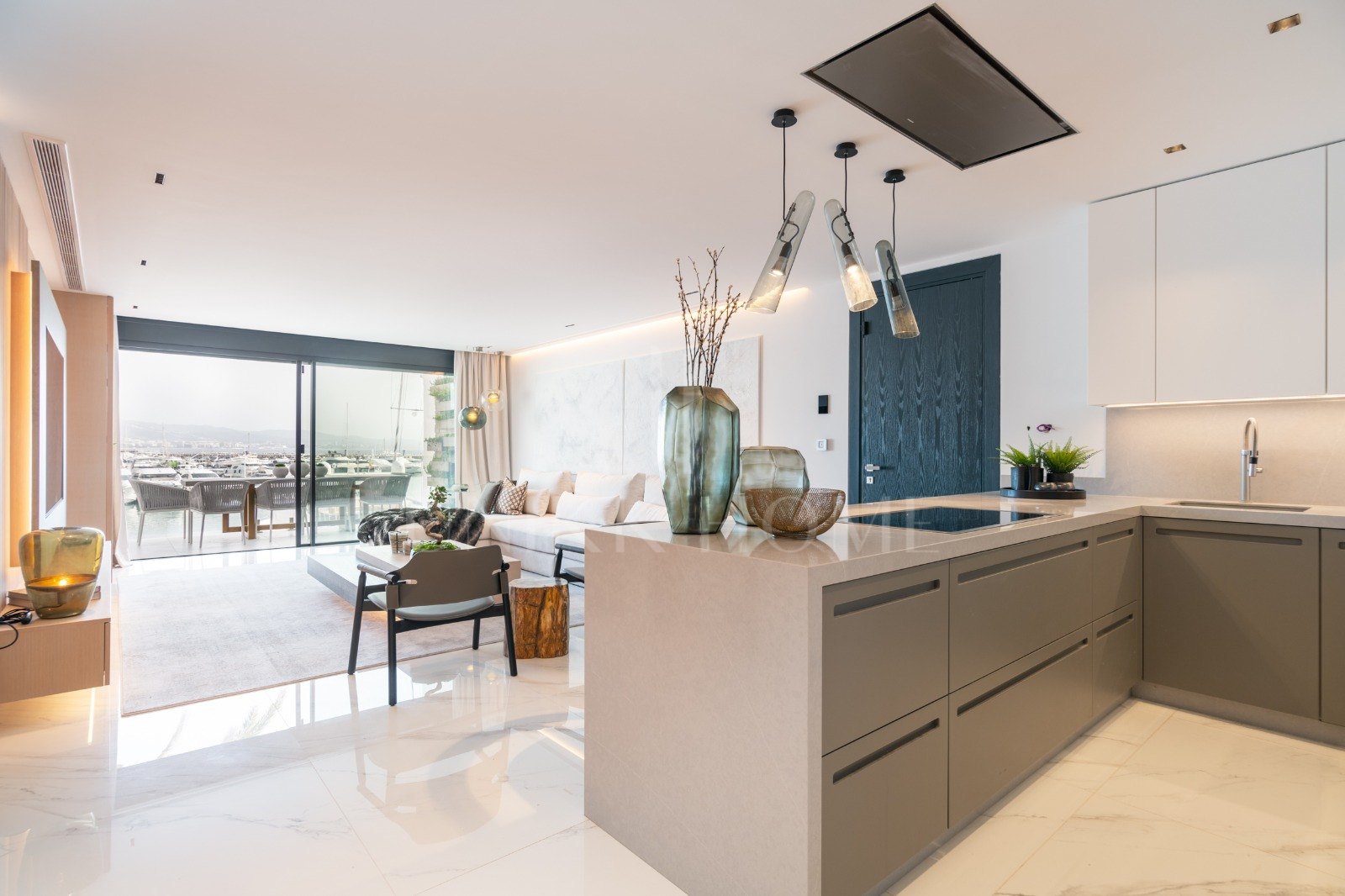 Luxury apartment front line Puerto Banus