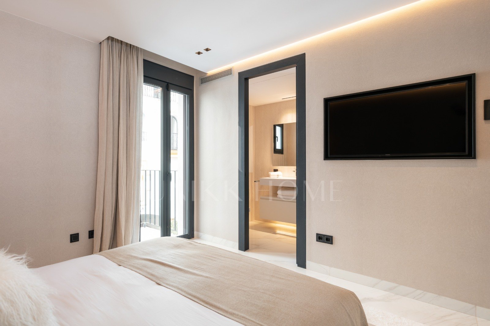 Luxury apartment front line Puerto Banus