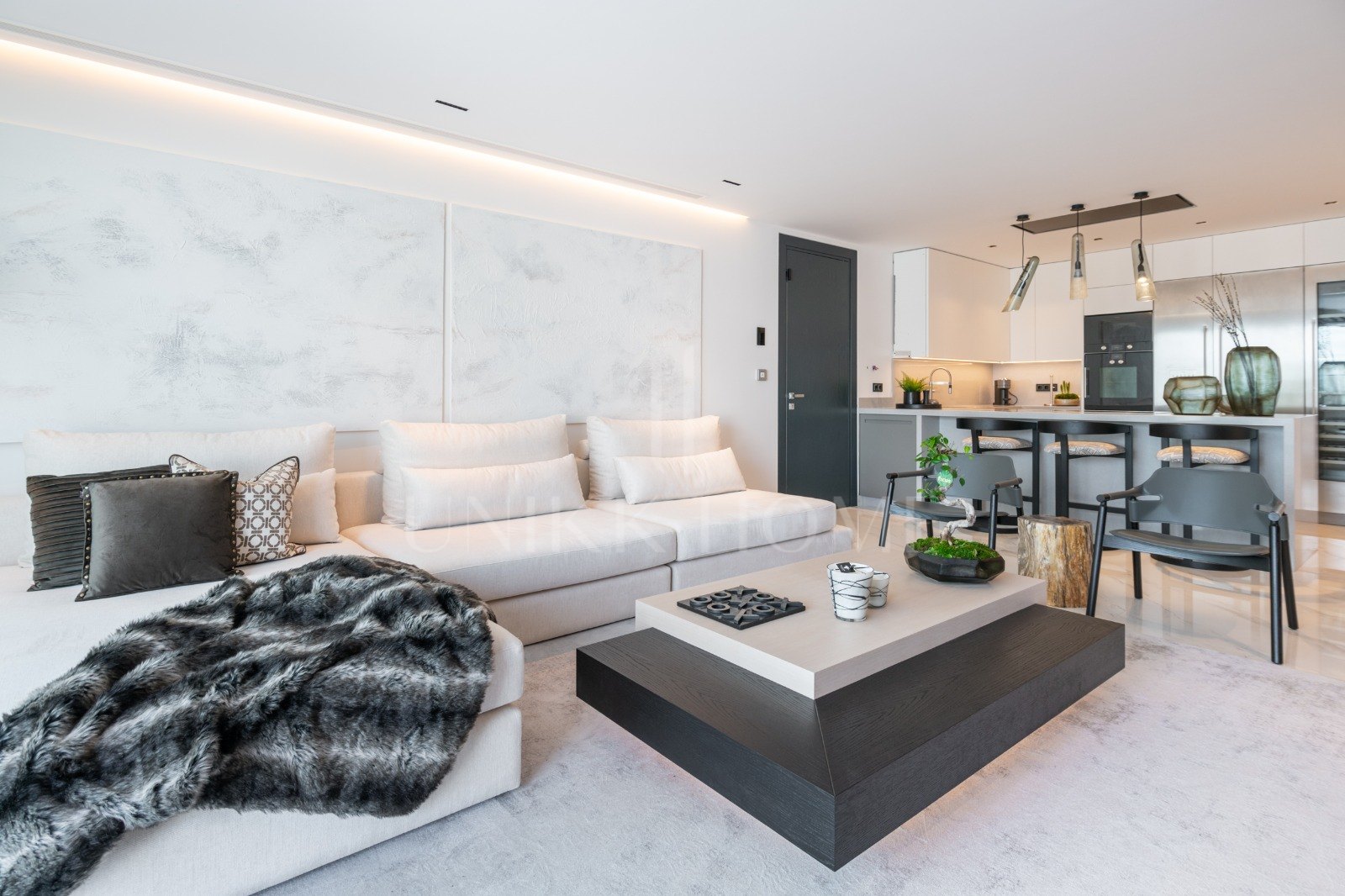 Luxury apartment front line Puerto Banus