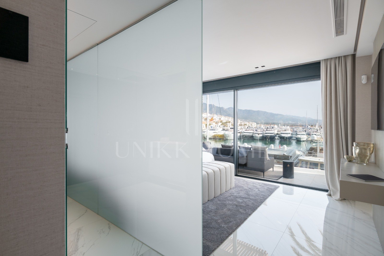 Luxury apartment front line Puerto Banus