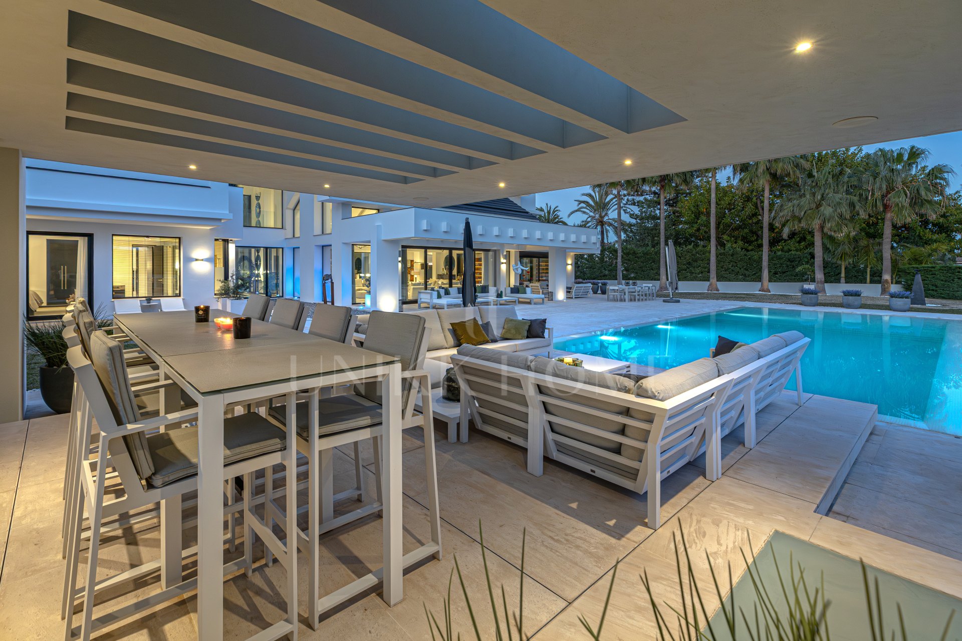 Elegante Villa de Lujo junto a la playa en Guadalmina Baja con excepcional privacidad y diseño contemporanéo