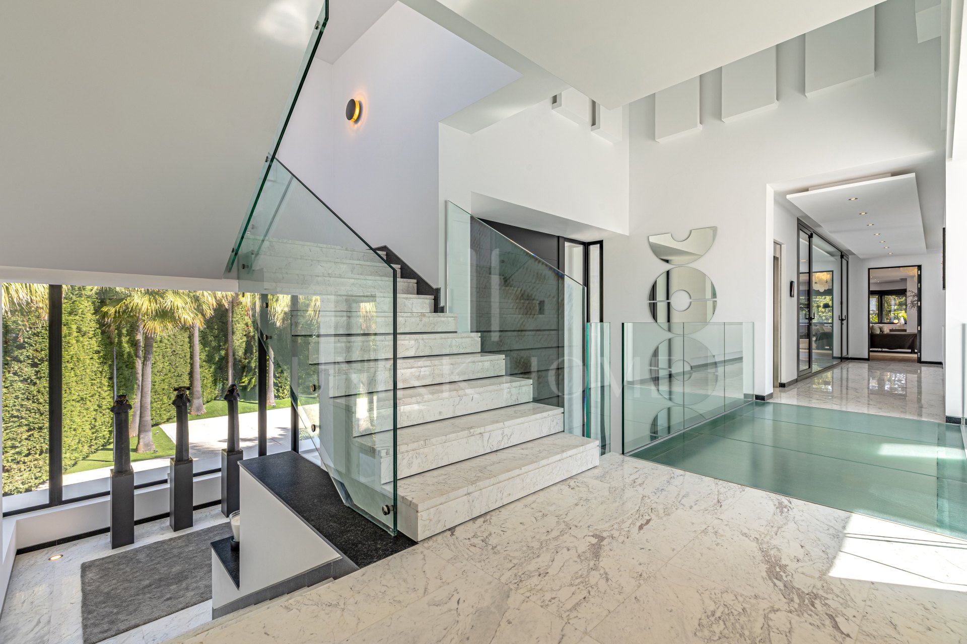 Elegante Villa de Lujo junto a la playa en Guadalmina Baja con excepcional privacidad y diseño contemporanéo