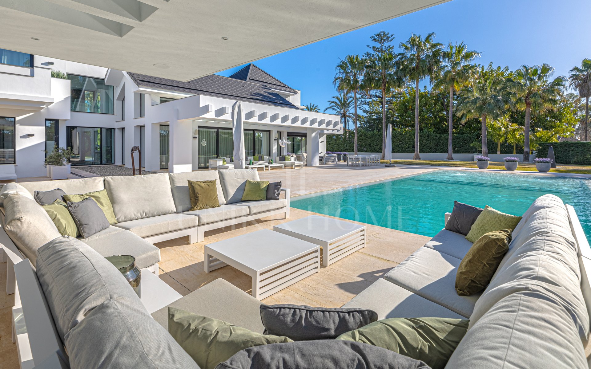 Elegante Villa de Lujo junto a la playa en Guadalmina Baja con excepcional privacidad y diseño contemporanéo