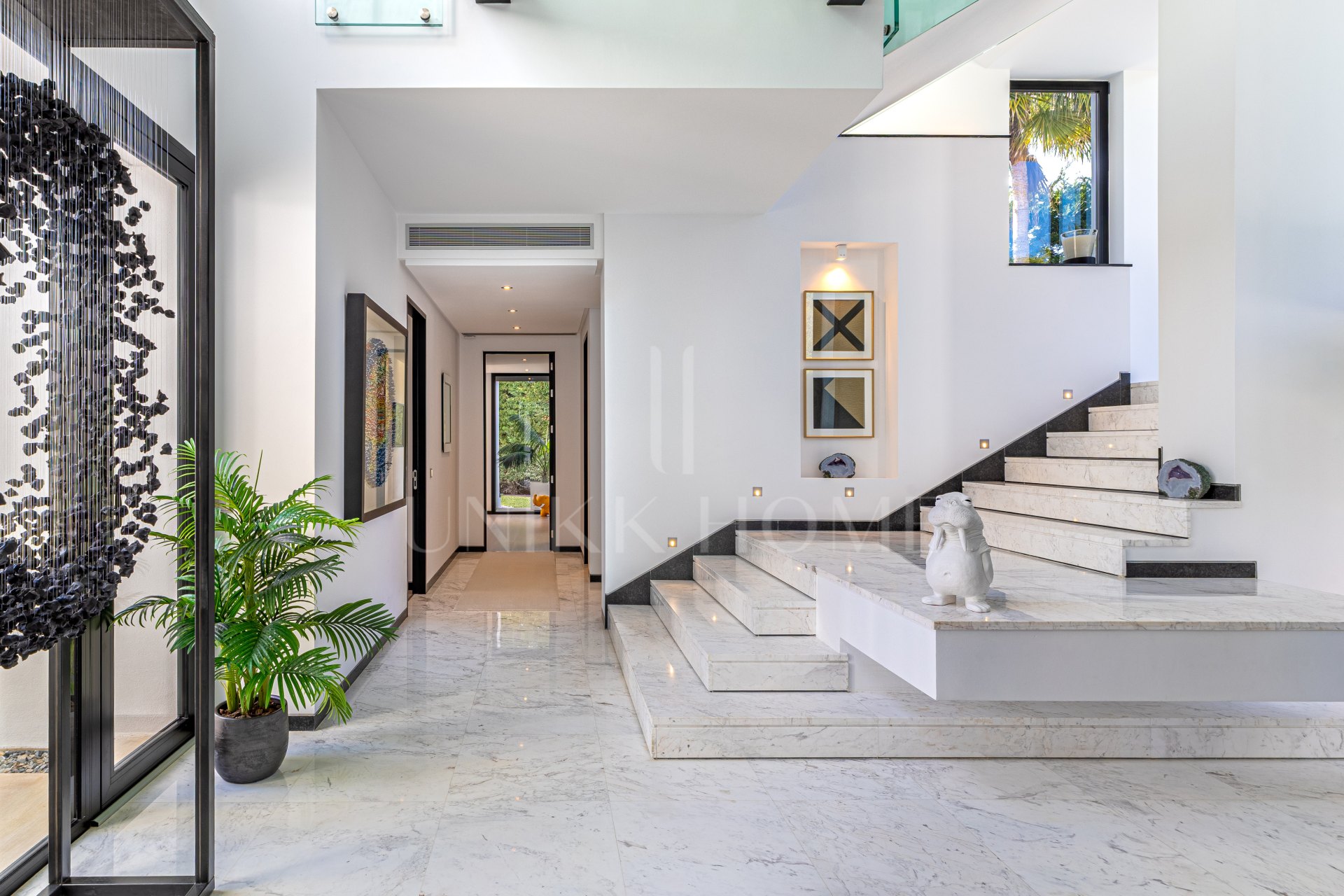 Elegante Villa de Lujo junto a la playa en Guadalmina Baja con excepcional privacidad y diseño contemporanéo