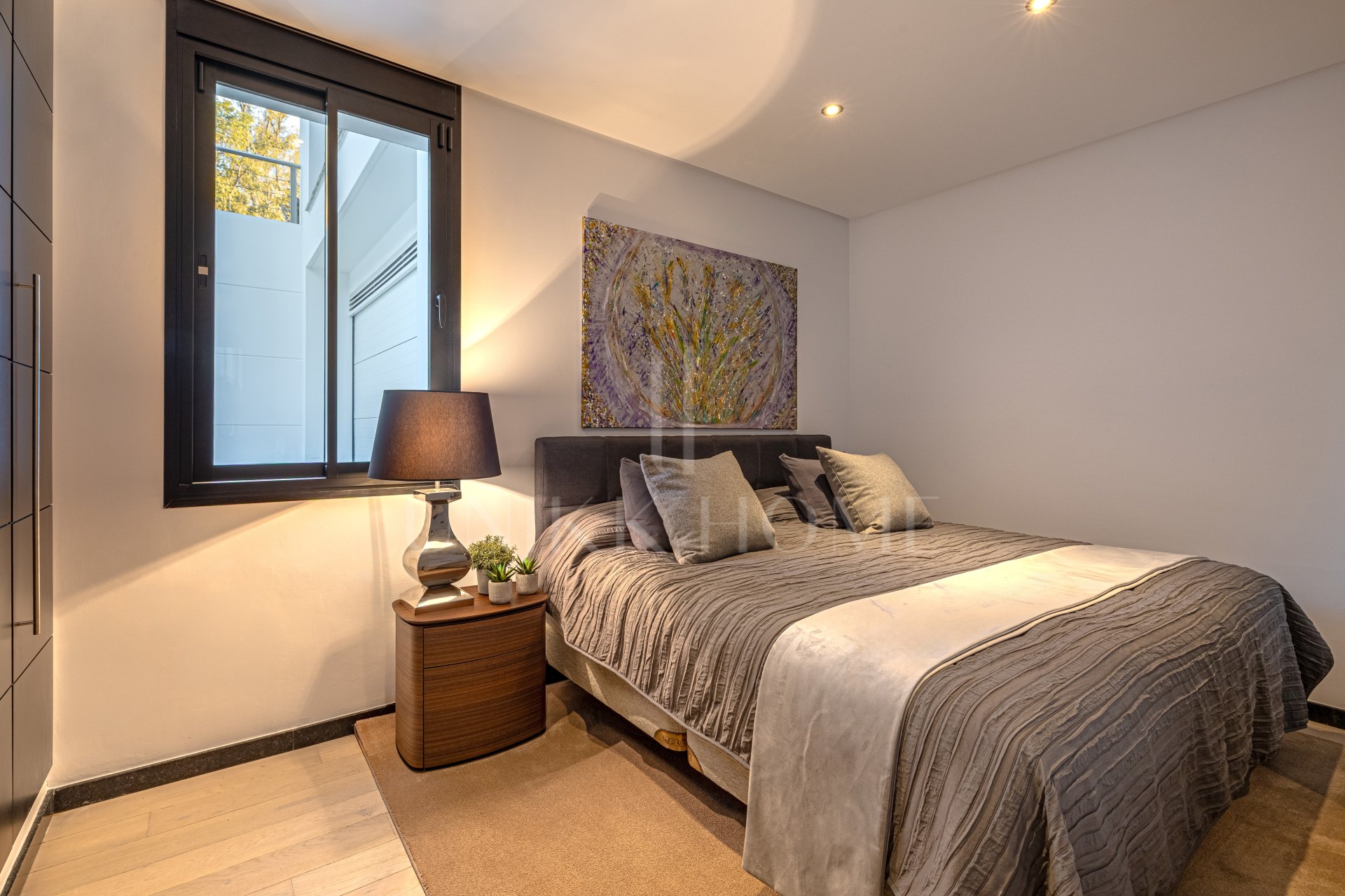 Elegante Villa de Lujo junto a la playa en Guadalmina Baja con excepcional privacidad y diseño contemporanéo