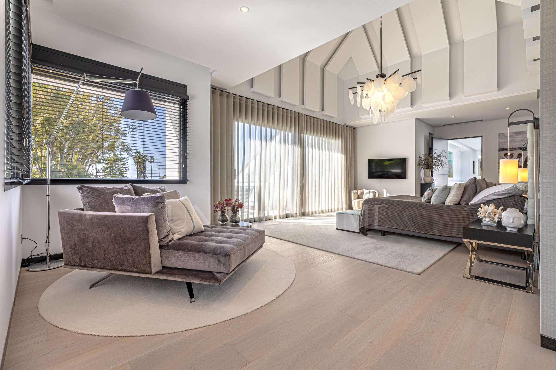 Elegante Villa de Lujo junto a la playa en Guadalmina Baja con excepcional privacidad y diseño contemporanéo