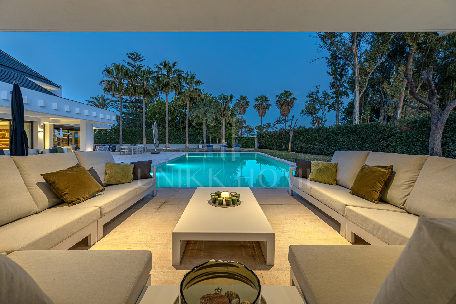 Elegante Villa de Lujo junto a la playa en Guadalmina Baja con excepcional privacidad y diseño contemporanéo