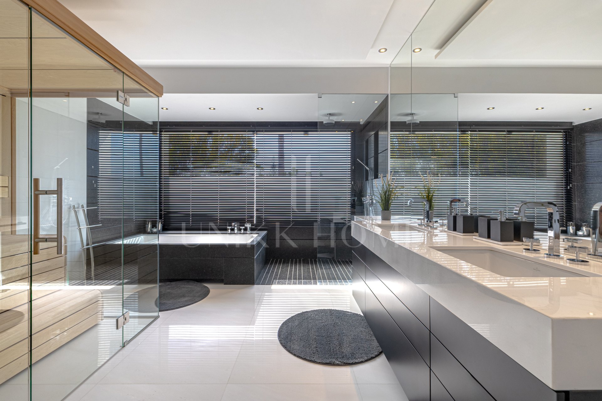Elegante Villa de Lujo junto a la playa en Guadalmina Baja con excepcional privacidad y diseño contemporanéo