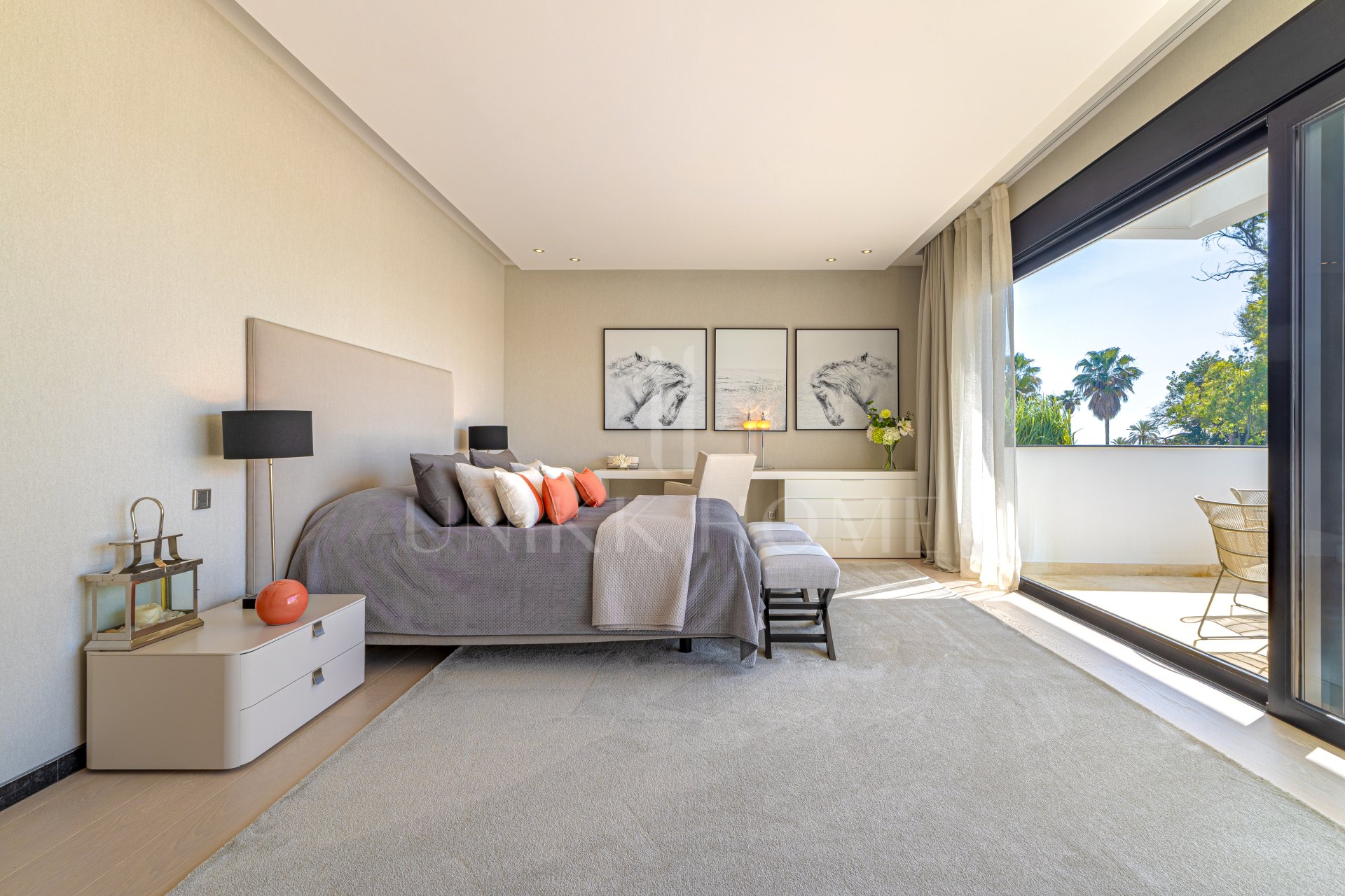 Elegante Villa de Lujo junto a la playa en Guadalmina Baja con excepcional privacidad y diseño contemporanéo