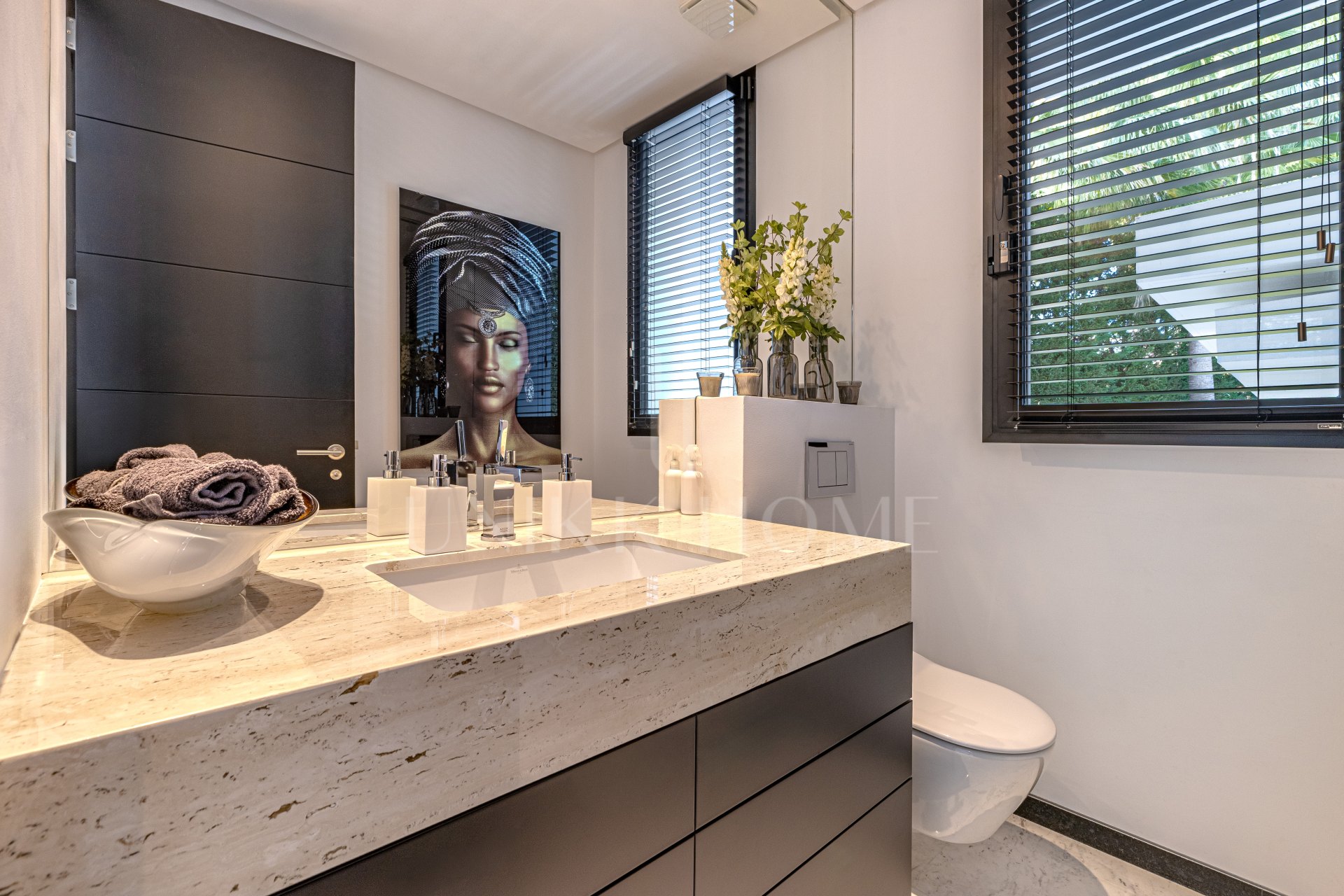 Elegante Villa de Lujo junto a la playa en Guadalmina Baja con excepcional privacidad y diseño contemporanéo