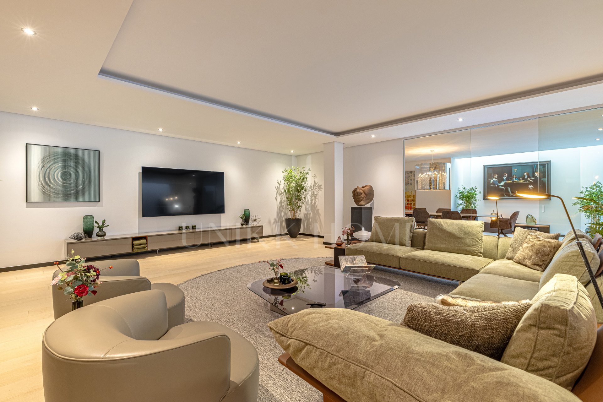 Elegante Villa de Lujo junto a la playa en Guadalmina Baja con excepcional privacidad y diseño contemporanéo