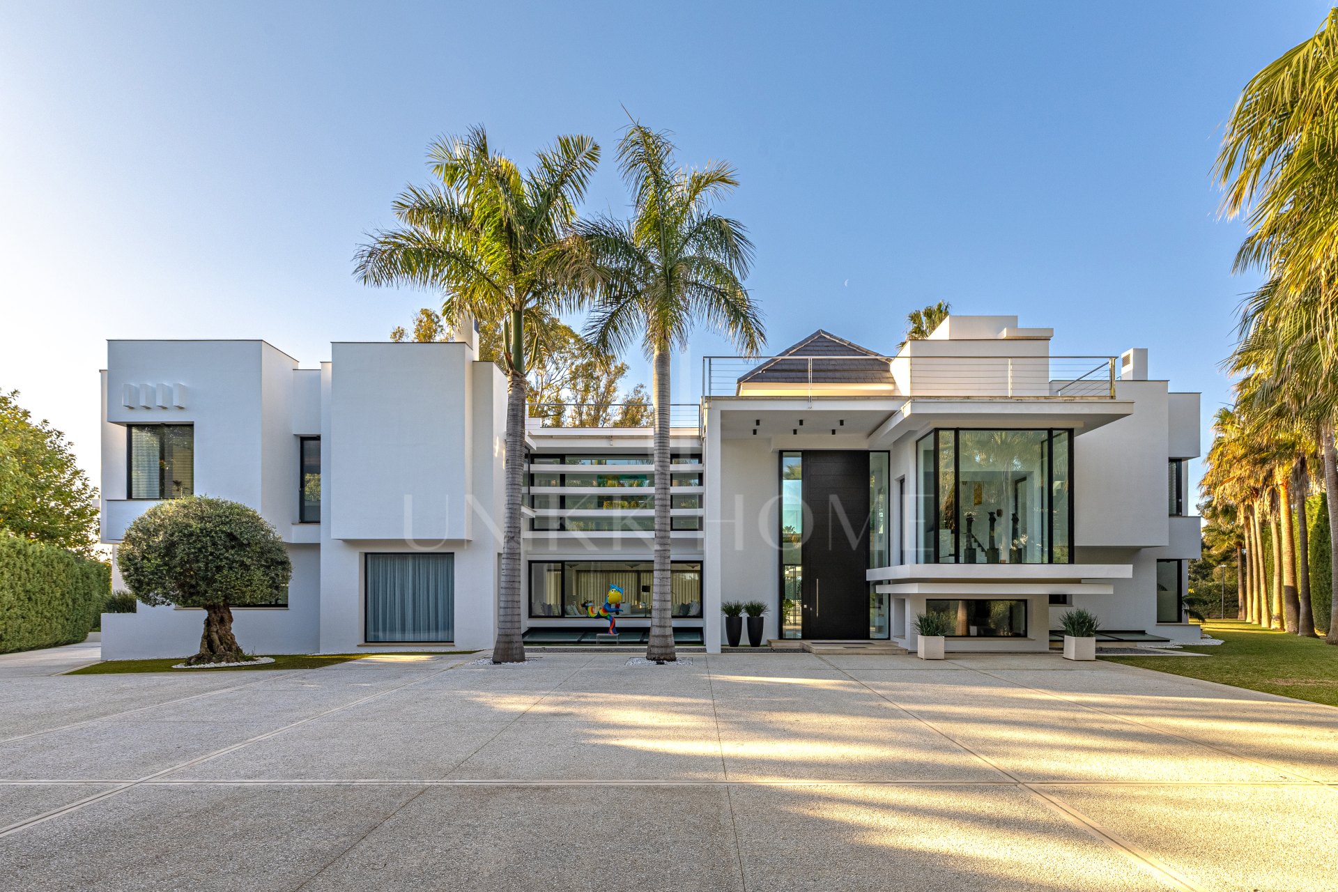 Elegante Villa de Lujo junto a la playa en Guadalmina Baja con excepcional privacidad y diseño contemporanéo