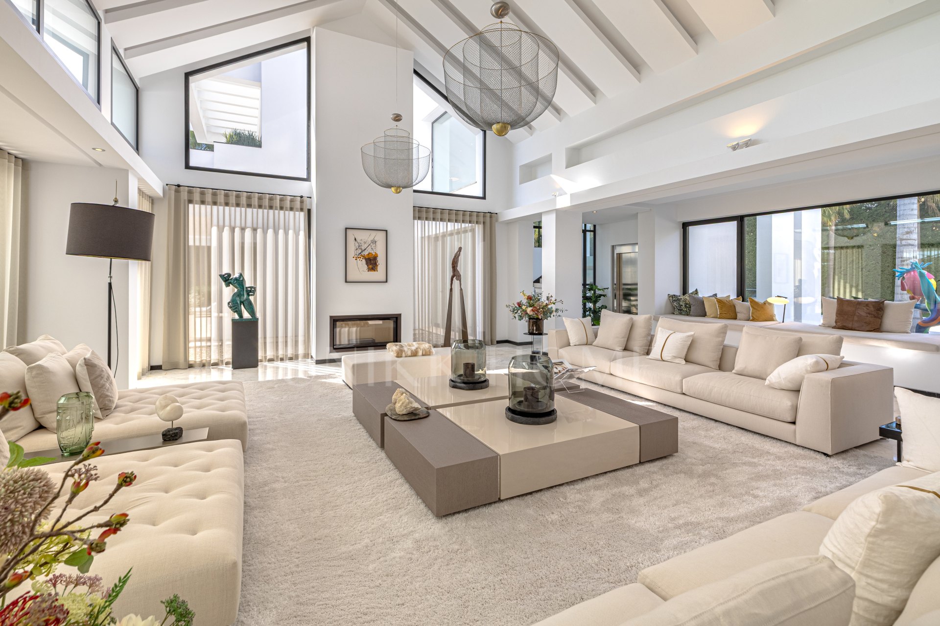 Elegante Villa de Lujo junto a la playa en Guadalmina Baja con excepcional privacidad y diseño contemporanéo