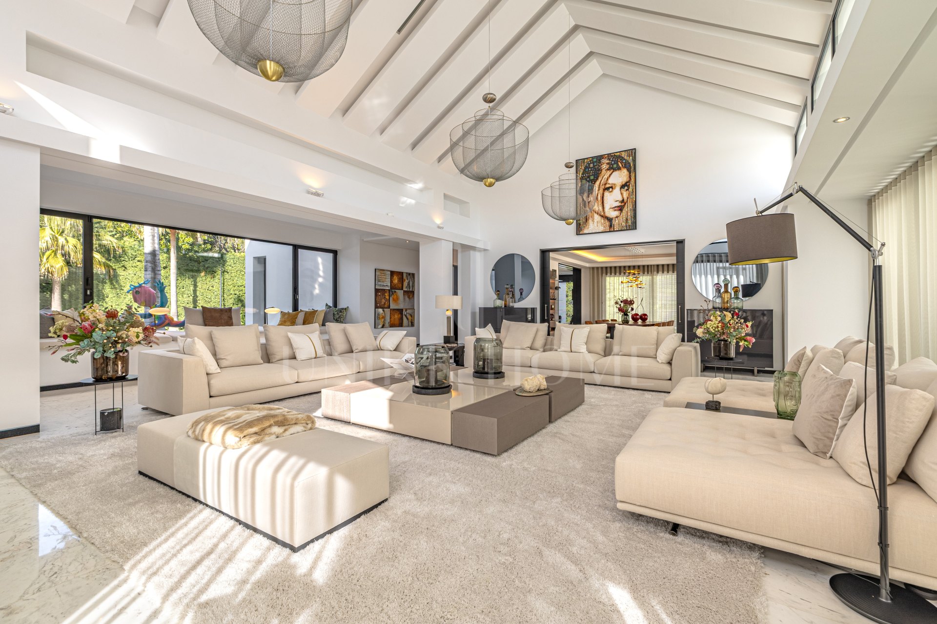 Elegante Villa de Lujo junto a la playa en Guadalmina Baja con excepcional privacidad y diseño contemporanéo