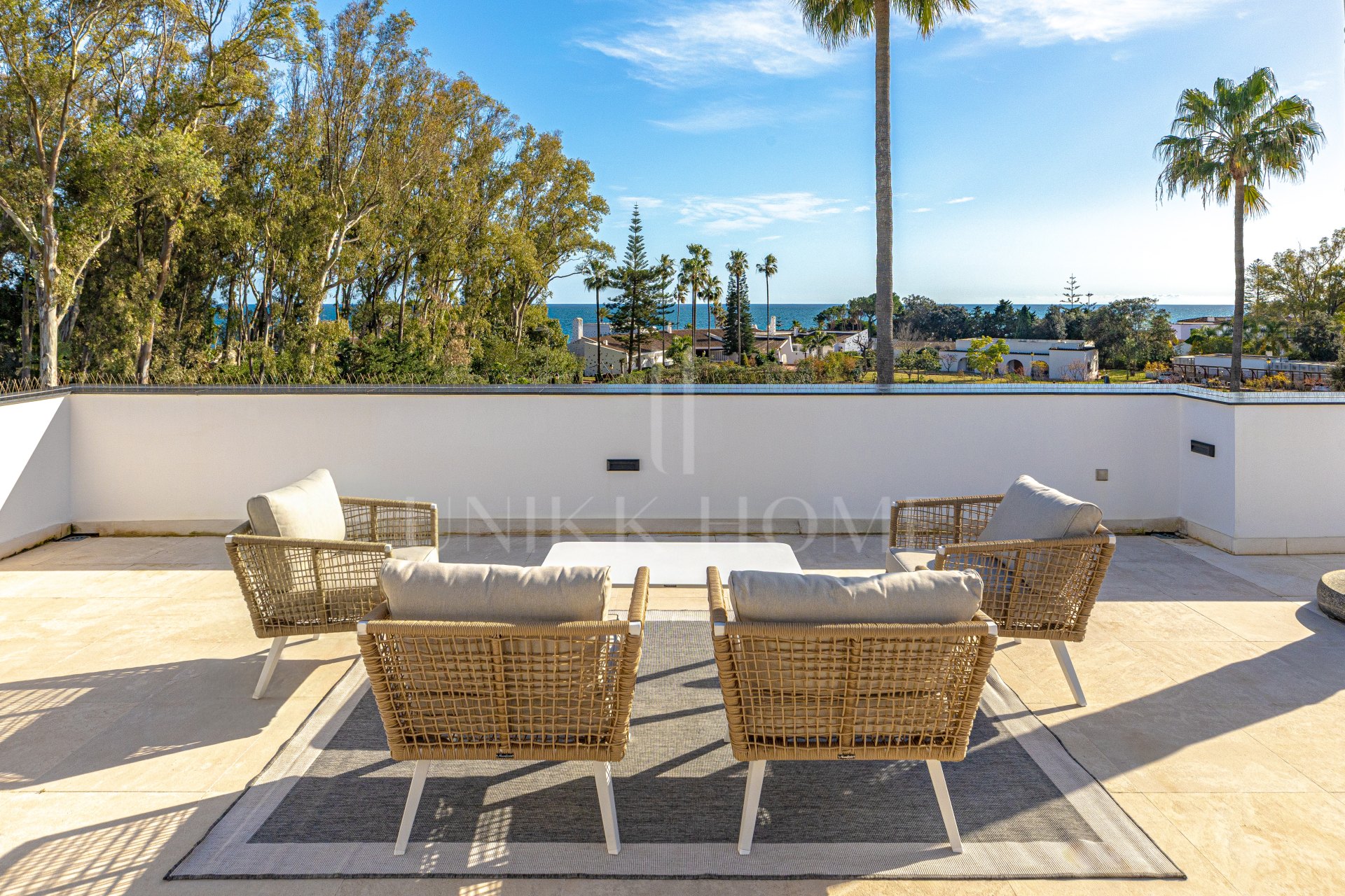 Elegante Villa de Lujo junto a la playa en Guadalmina Baja con excepcional privacidad y diseño contemporanéo