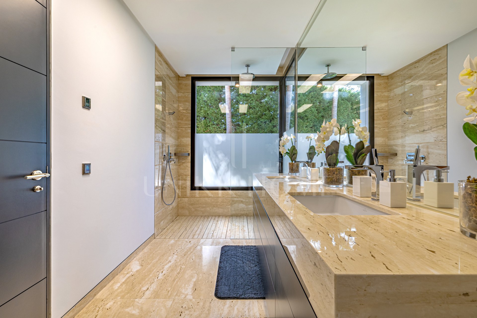 Elegante Villa de Lujo junto a la playa en Guadalmina Baja con excepcional privacidad y diseño contemporanéo