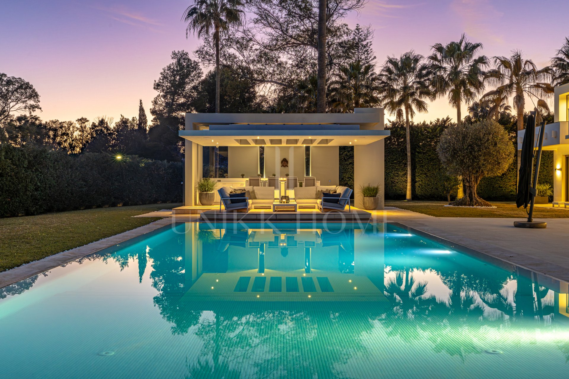 Elegante Villa de Lujo junto a la playa en Guadalmina Baja con excepcional privacidad y diseño contemporanéo