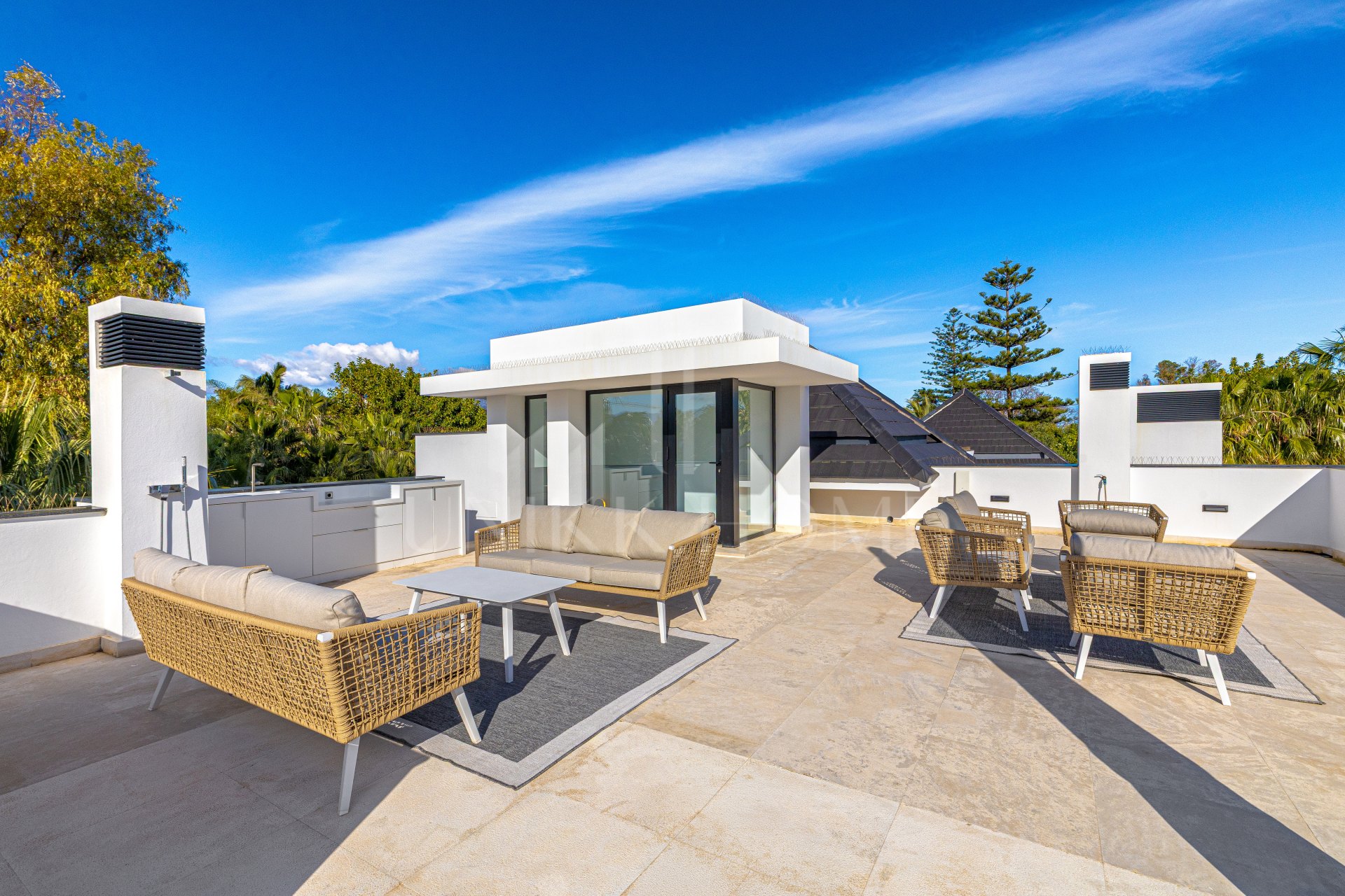 Elegante Villa de Lujo junto a la playa en Guadalmina Baja con excepcional privacidad y diseño contemporanéo