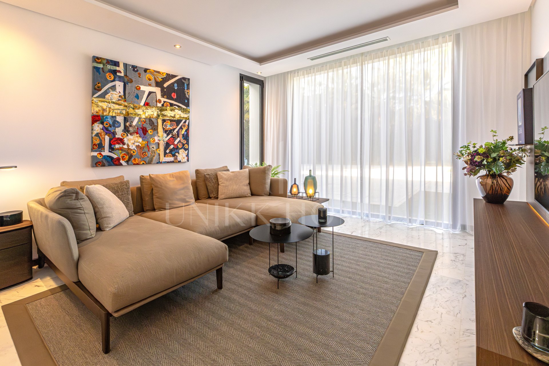 Elegante Villa de Lujo junto a la playa en Guadalmina Baja con excepcional privacidad y diseño contemporanéo