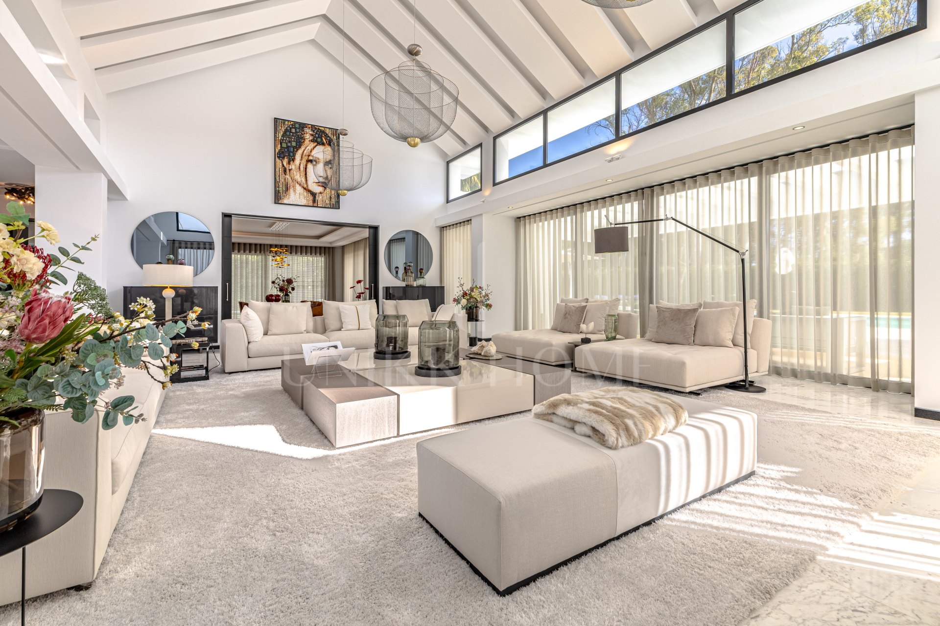Elegante Villa de Lujo junto a la playa en Guadalmina Baja con excepcional privacidad y diseño contemporanéo