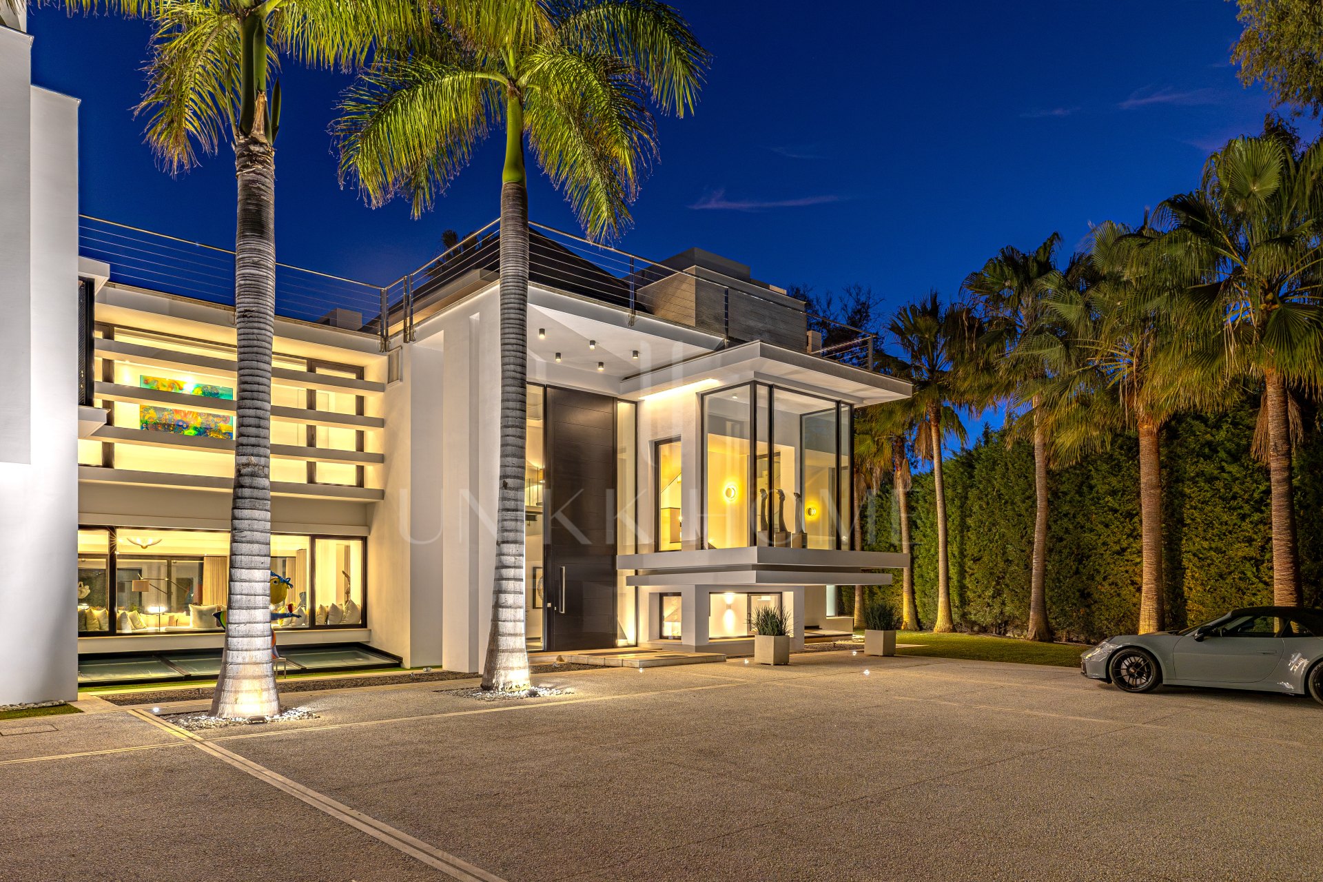 Elegante Villa de Lujo junto a la playa en Guadalmina Baja con excepcional privacidad y diseño contemporanéo