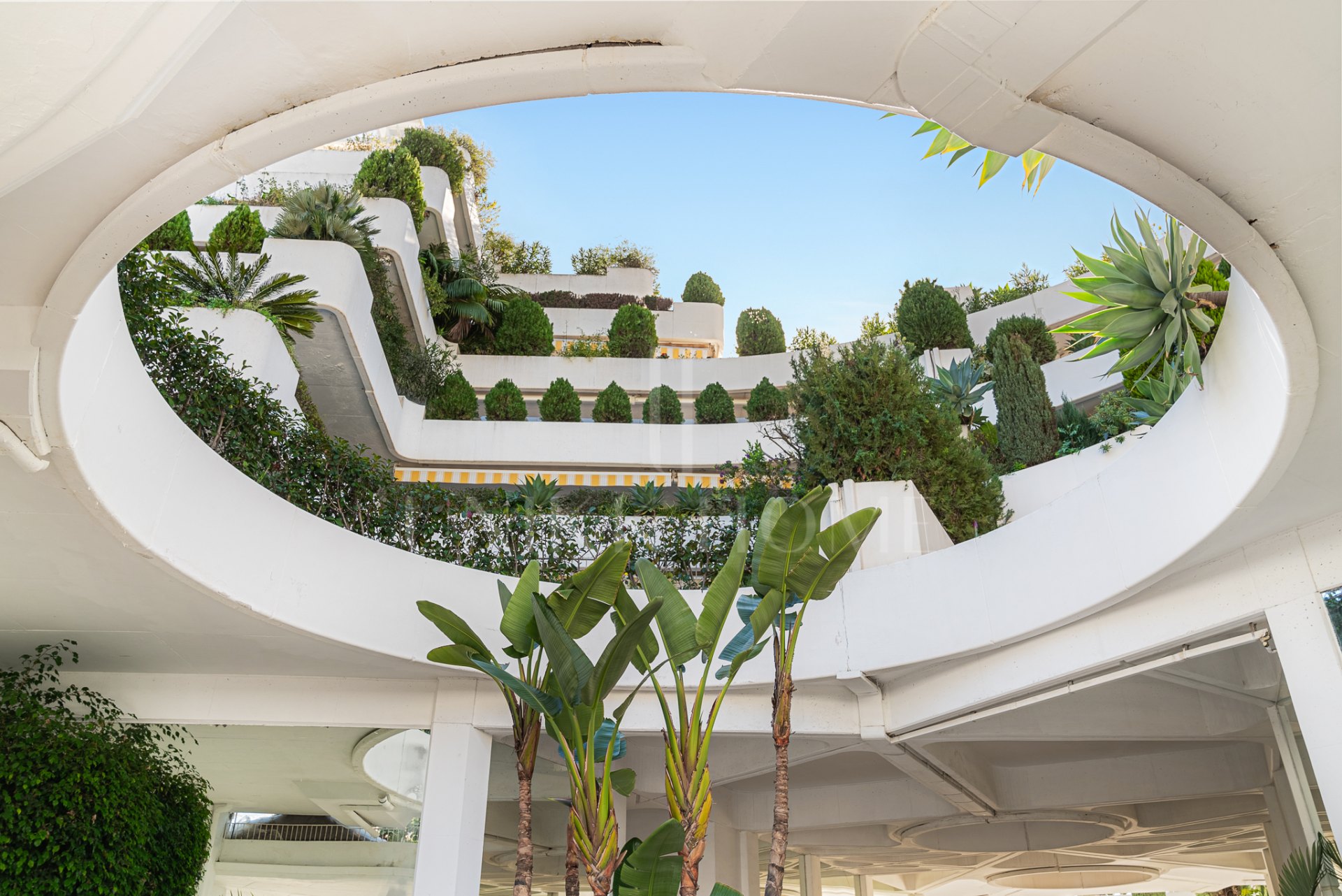 Exceptional Fully Refurbished 3-Bedroom Apartment on Marbella Golden Mile with Panoramic Sea Views