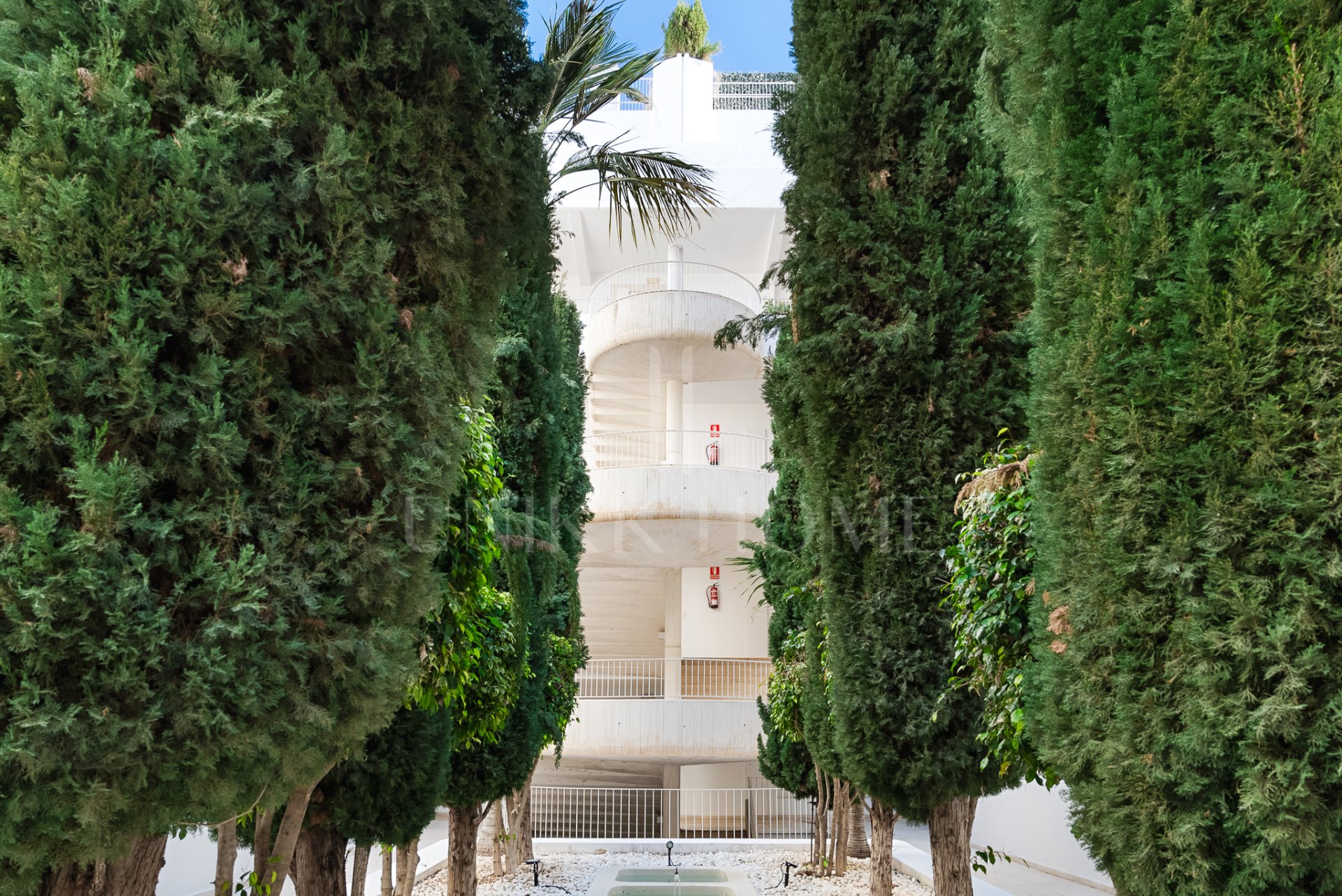 Exceptional Fully Refurbished 3-Bedroom Apartment on Marbella Golden Mile with Panoramic Sea Views