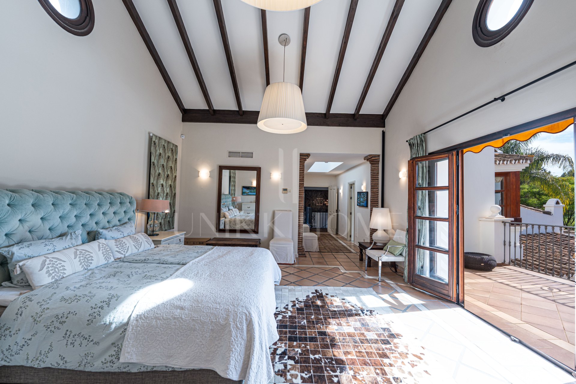Elegante casa andaluza con vistas al golf en El Paraíso