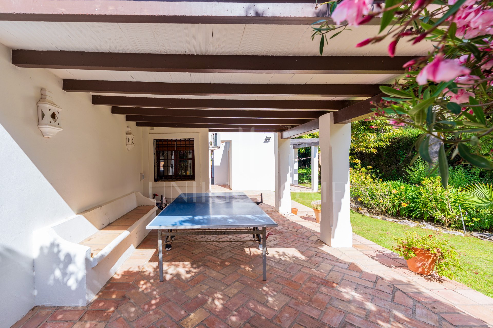 Elegante casa andaluza con vistas al golf en El Paraíso