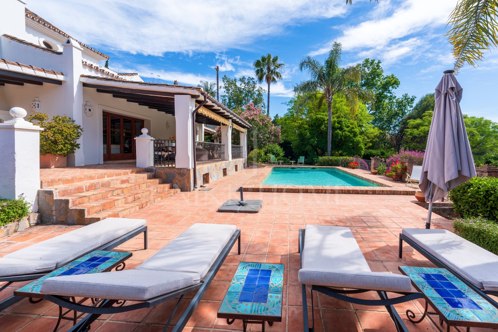 Elegante casa andaluza con vistas al golf en El Paraíso