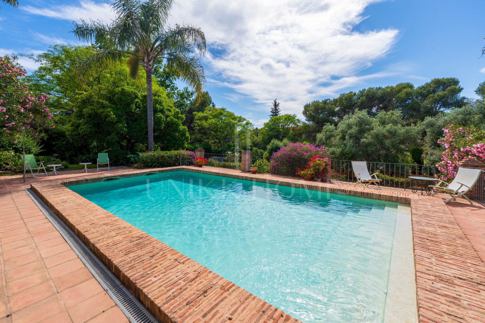 Elegante casa andaluza con vistas al golf en El Paraíso