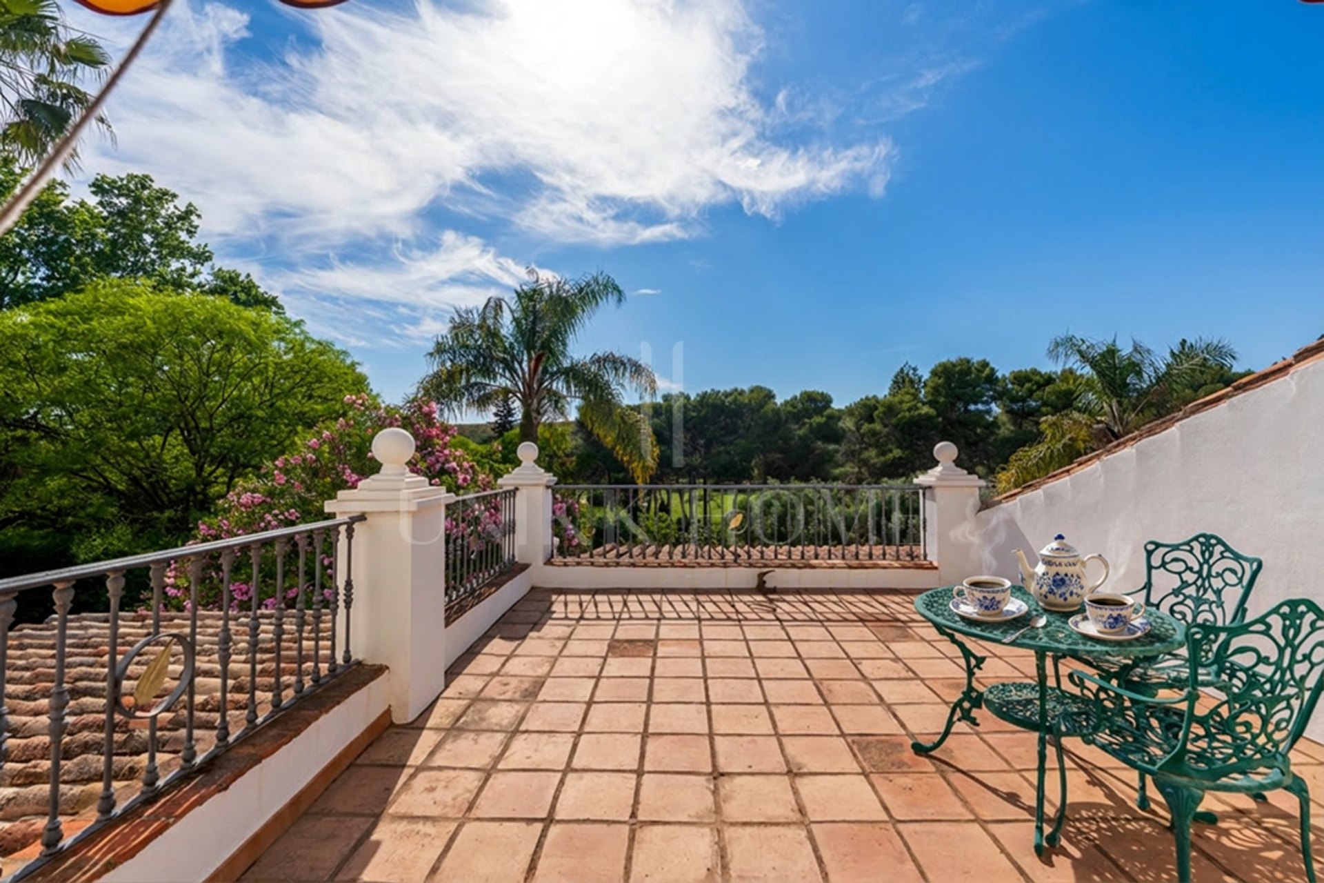 Elegante casa andaluza con vistas al golf en El Paraíso