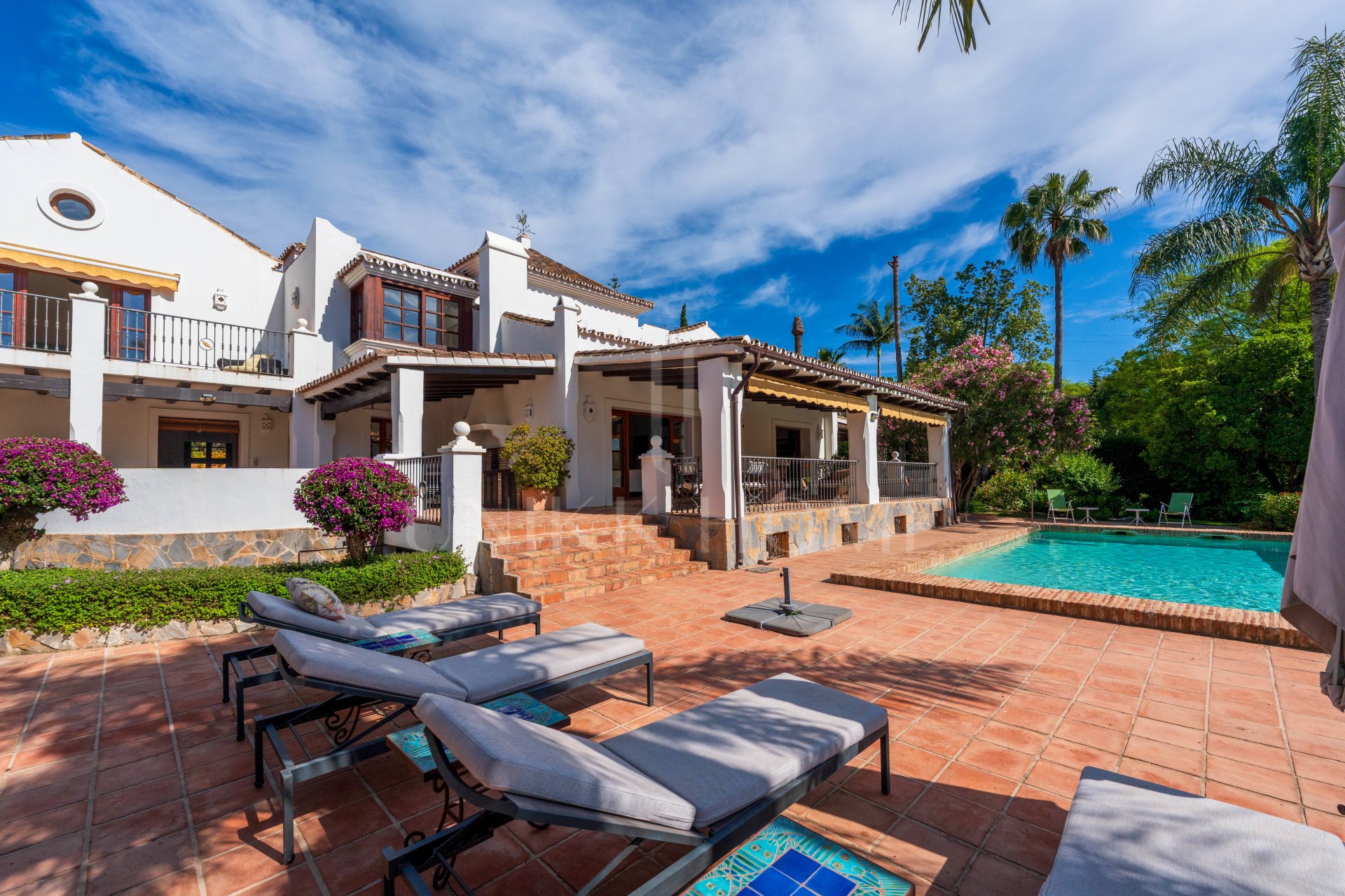 Elegante casa andaluza con vistas al golf en El Paraíso