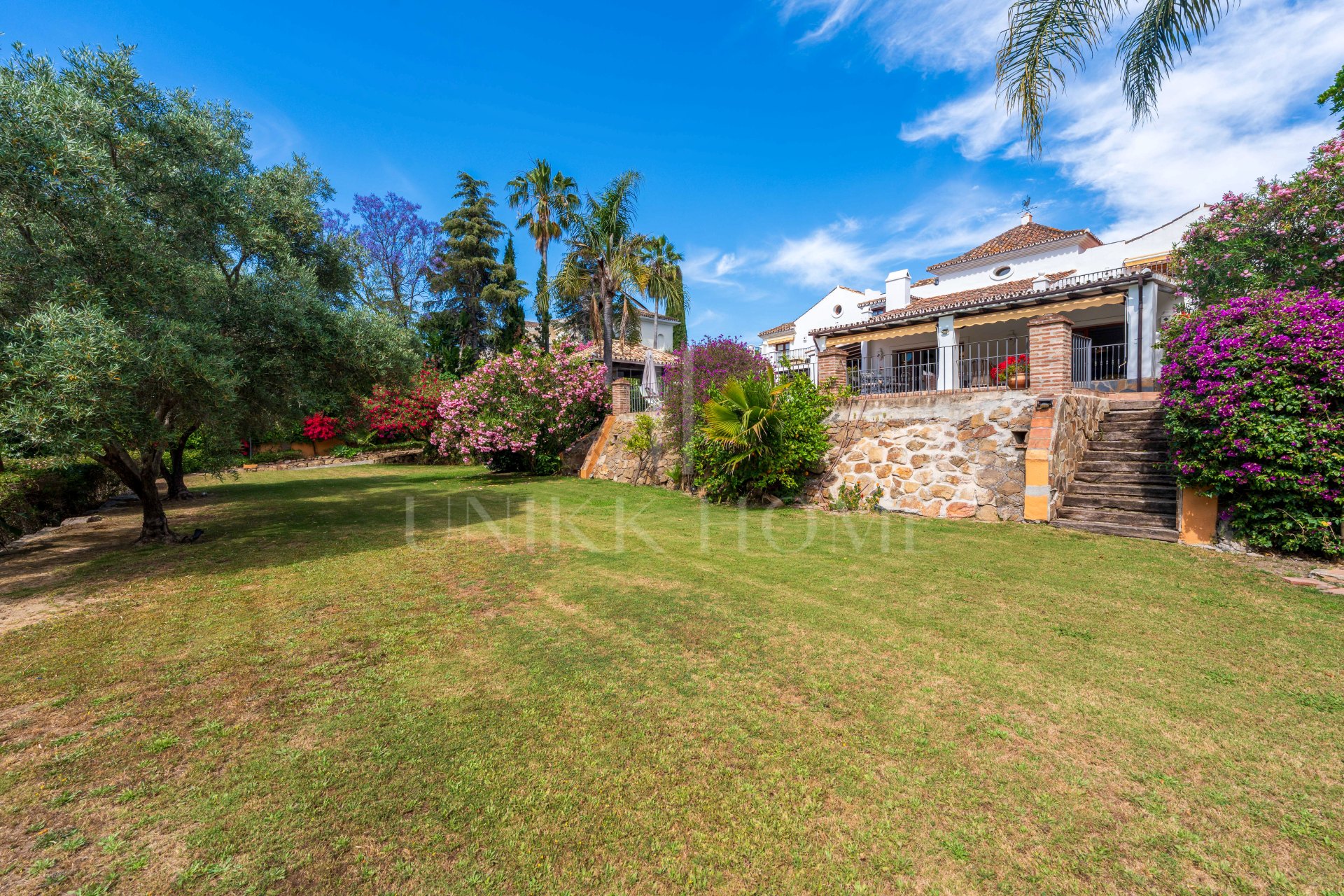 Elegante casa andaluza con vistas al golf en El Paraíso