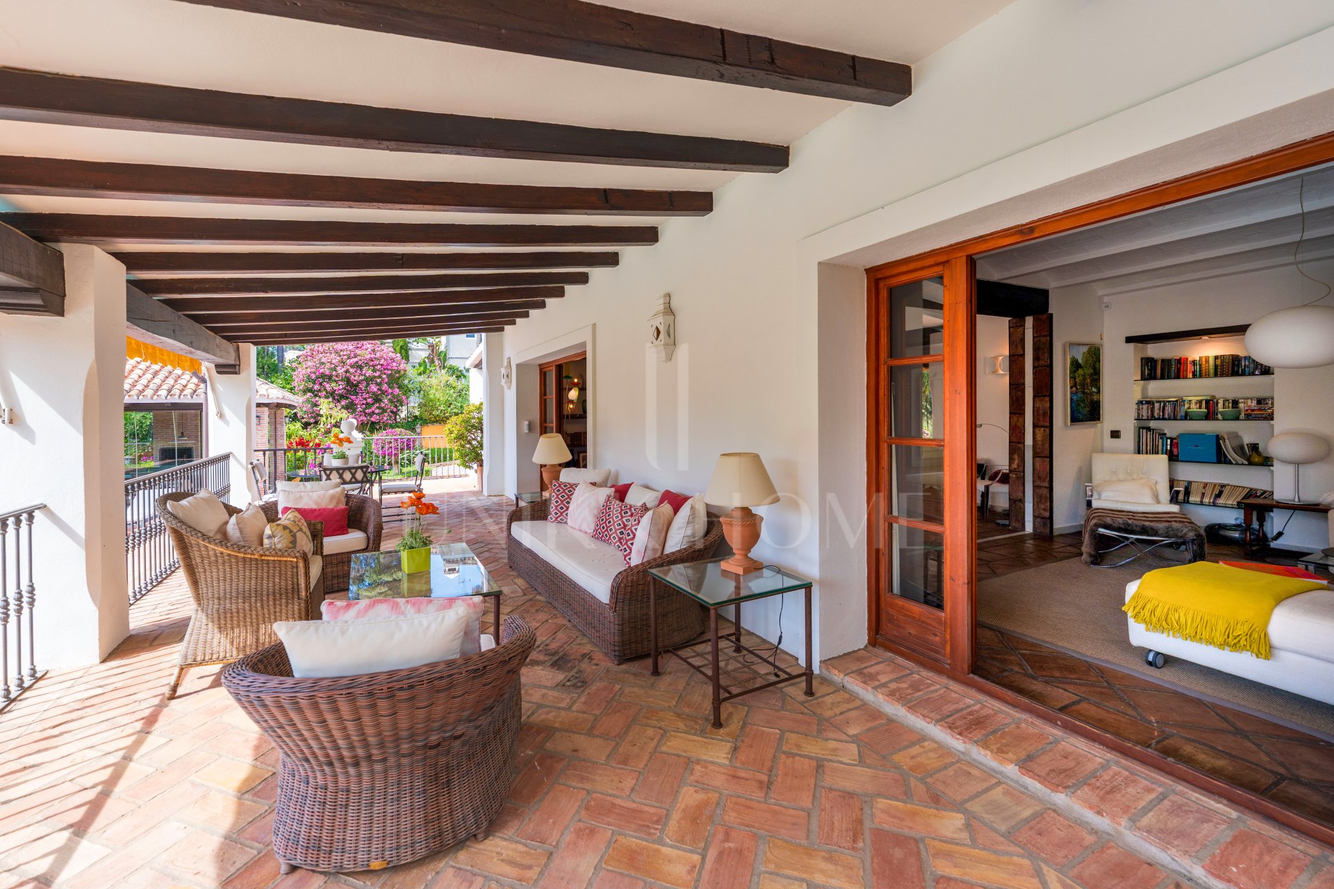 Elegante casa andaluza con vistas al golf en El Paraíso